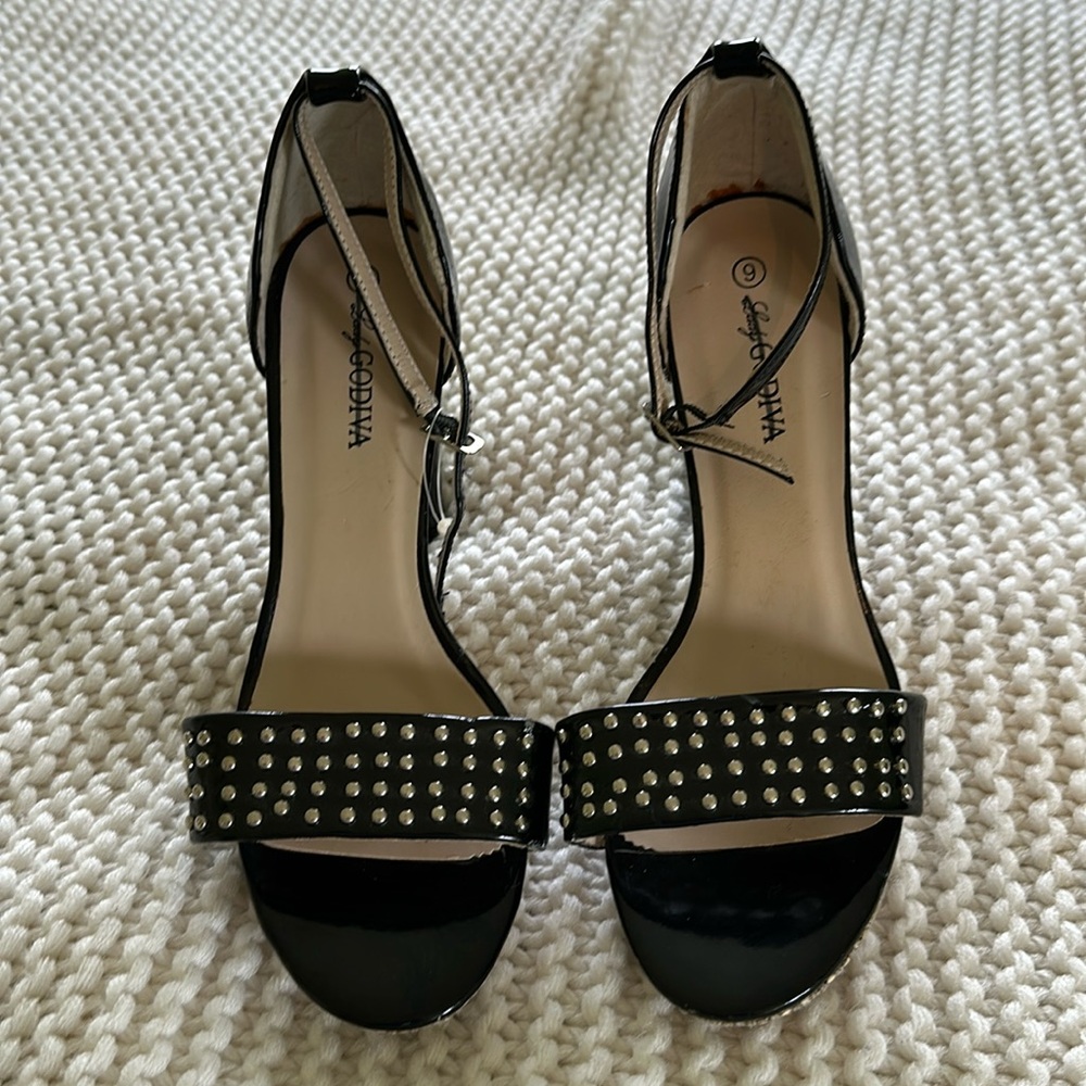 New sz 9 Lady Godiva patent leather studded sandals with thin buckle ankle strap